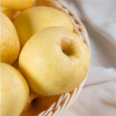 Ostré žlté jablká