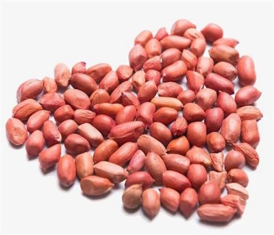 Čerstvé veľké surové arašidy